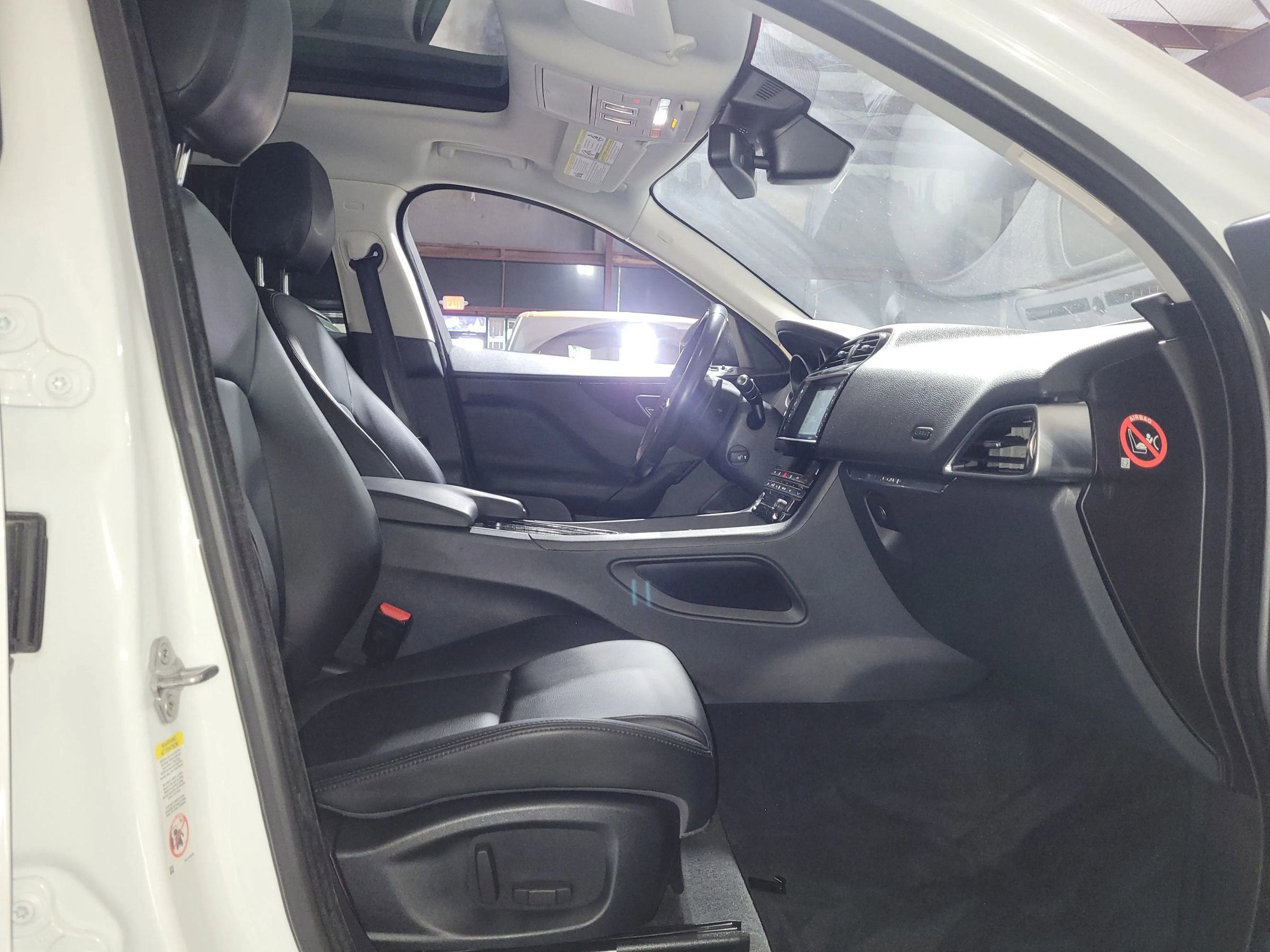 Used 2018 Jaguar F-PACE image 19