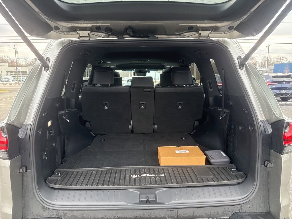 Used 2023 Lexus LX 600 4WD w/ Luxury Package image 22