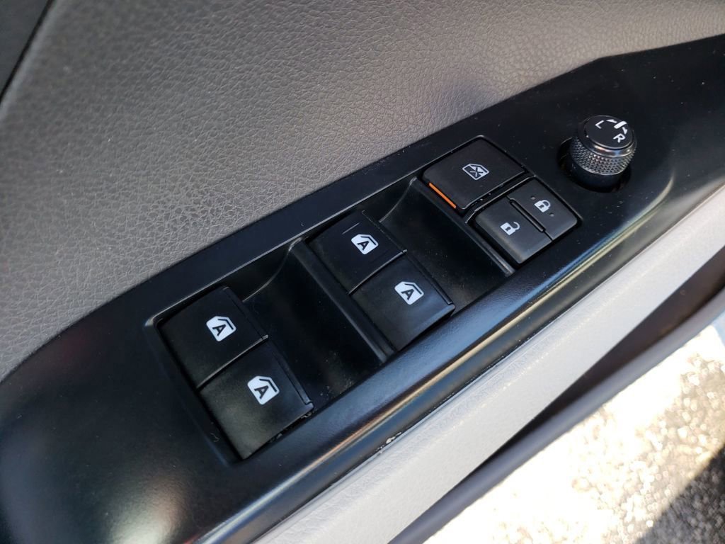 Used 2019 Toyota Camry SE w/ Convenience Package image 11