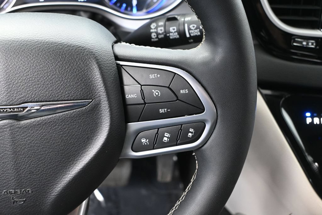 Used 2024 Chrysler Pacifica Touring-L FWD image 28