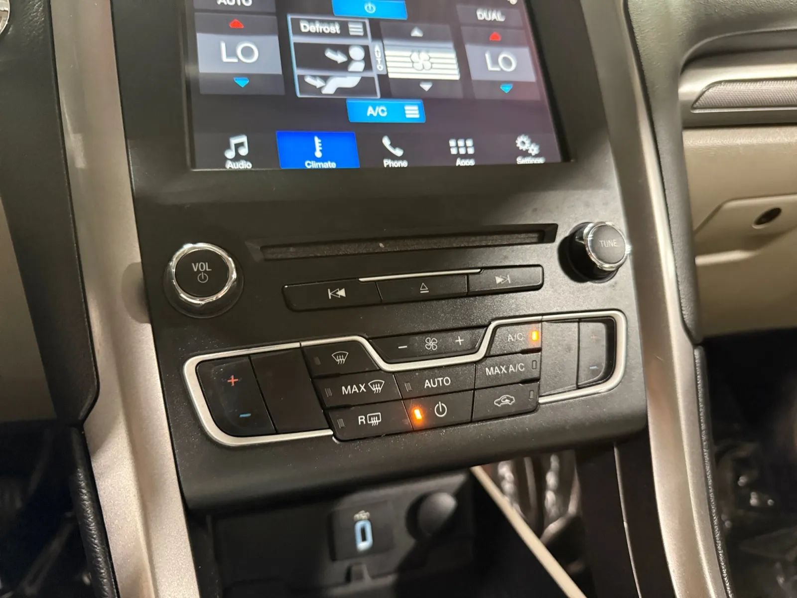 Used 2017 Ford Fusion SE w/ Fusion SE Technology Package FWD image 30