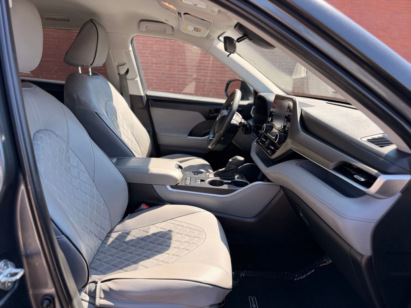 Used 2020 Toyota Highlander L FWD image 24