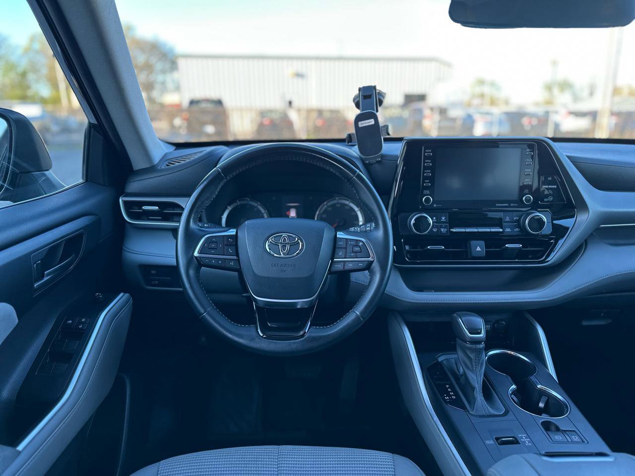 Used 2020 Toyota Highlander LE FWD image 17