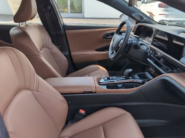 Used 2025 Toyota Crown Signia w/ Advanced Technology Package image 26