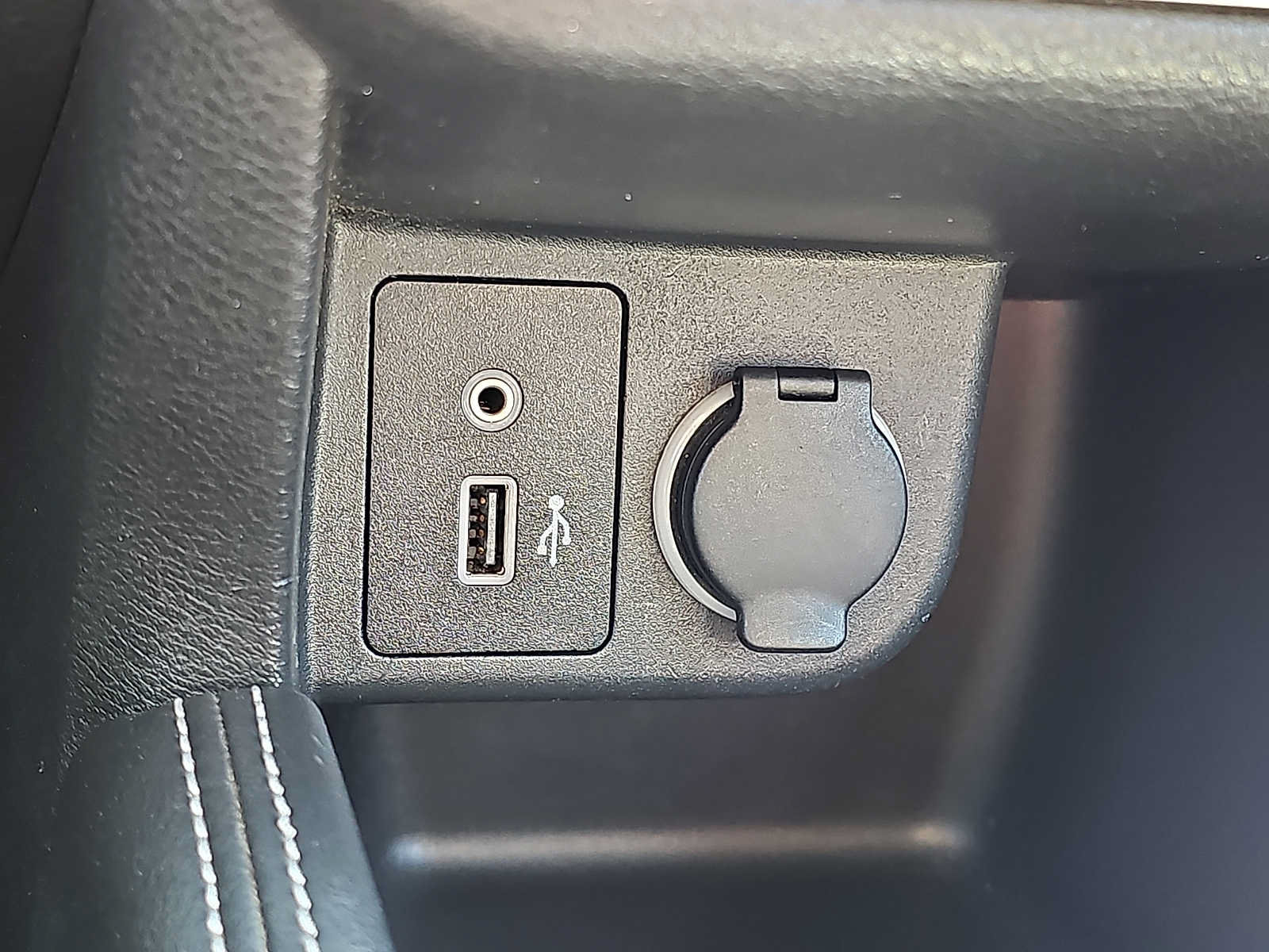 Used 2019 Nissan Kicks SV FWD image 23