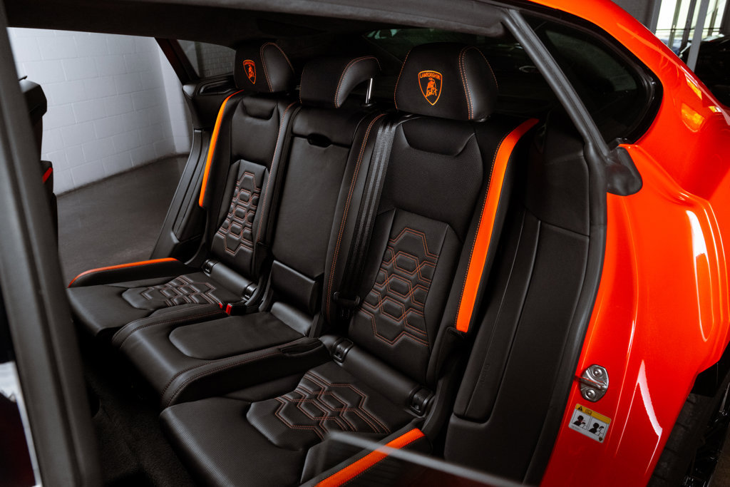 Used 2025 Lamborghini Urus SE AWD/4WD image 32