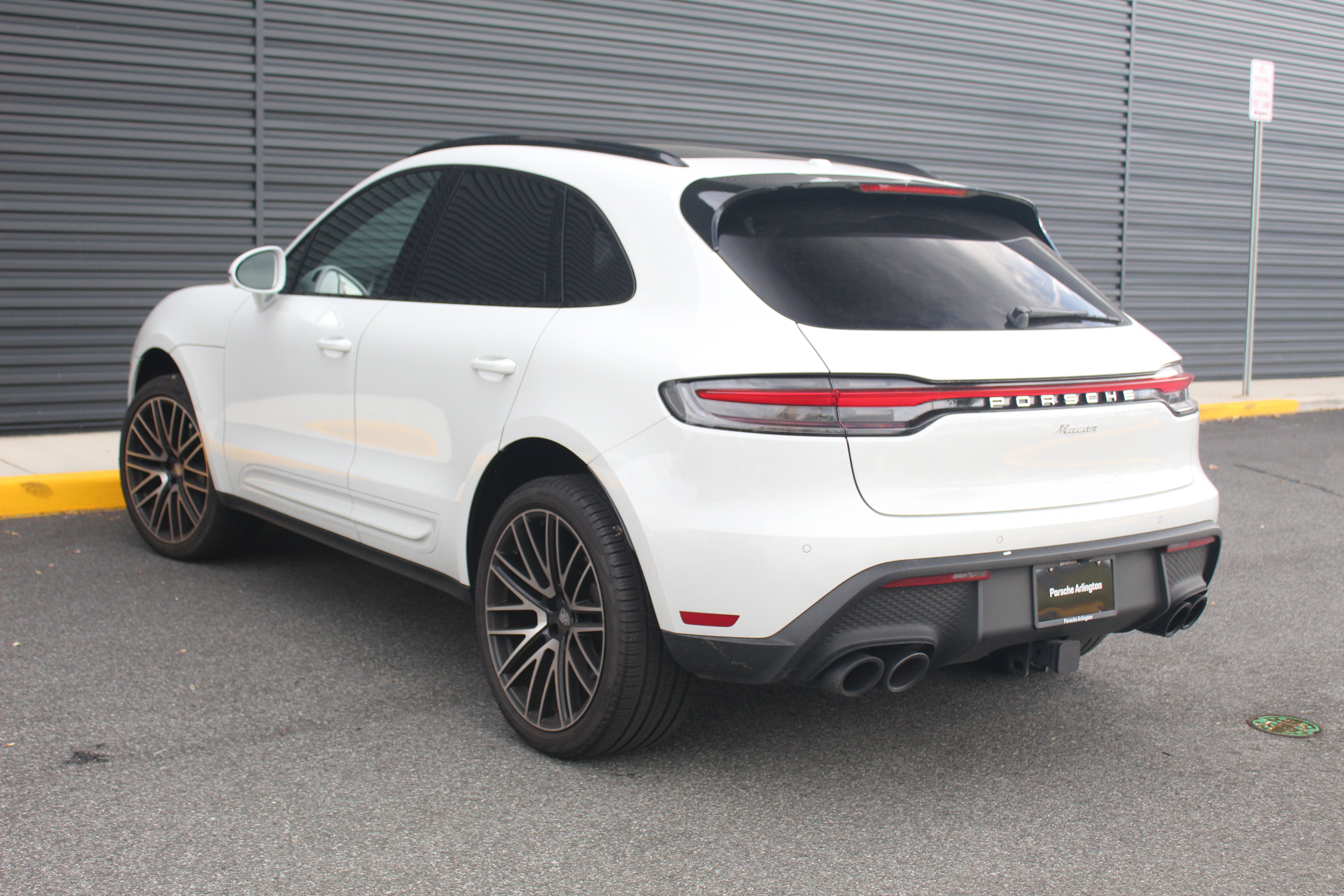 Certified 2025 Porsche Macan image 3