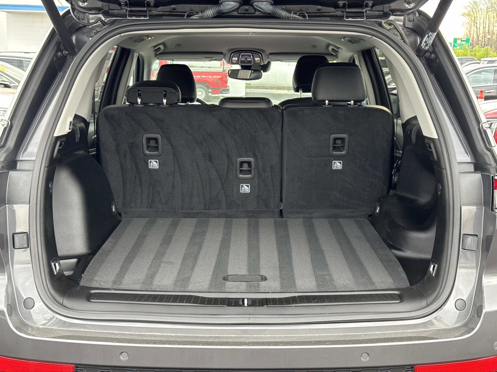 Used 2024 Jeep Grand Cherokee Limited w/ Black Appearance Package image 16