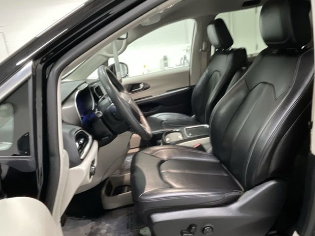 Used 2024 Chrysler Pacifica Touring-L FWD image 21