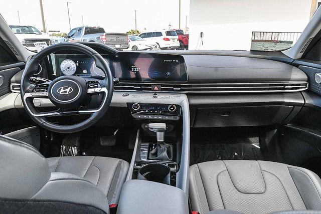 Used 2025 Hyundai Elantra Limited image 12