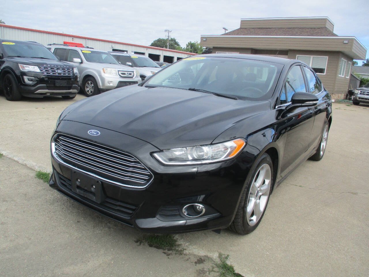 Used 2016 Ford Fusion SE AWD/4WD image 2