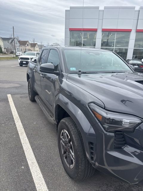 Used 2024 Toyota Tacoma TRD Sport w/ TRD Sport Upgrade Package image 4