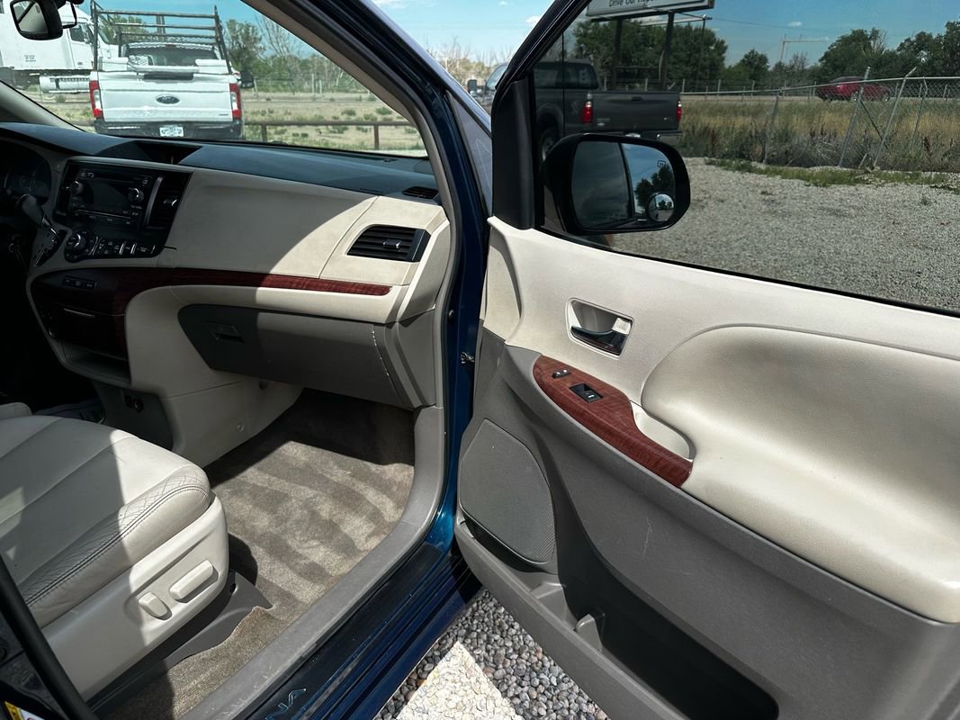 Used 2012 Toyota Sienna XLE image 12