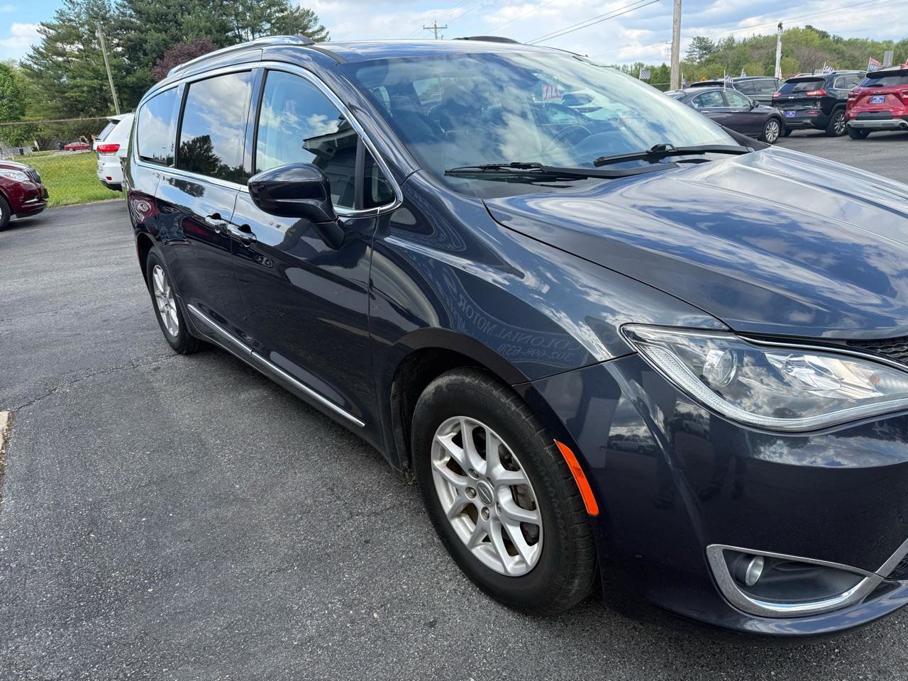 Used 2020 Chrysler Pacifica Touring-L image 5