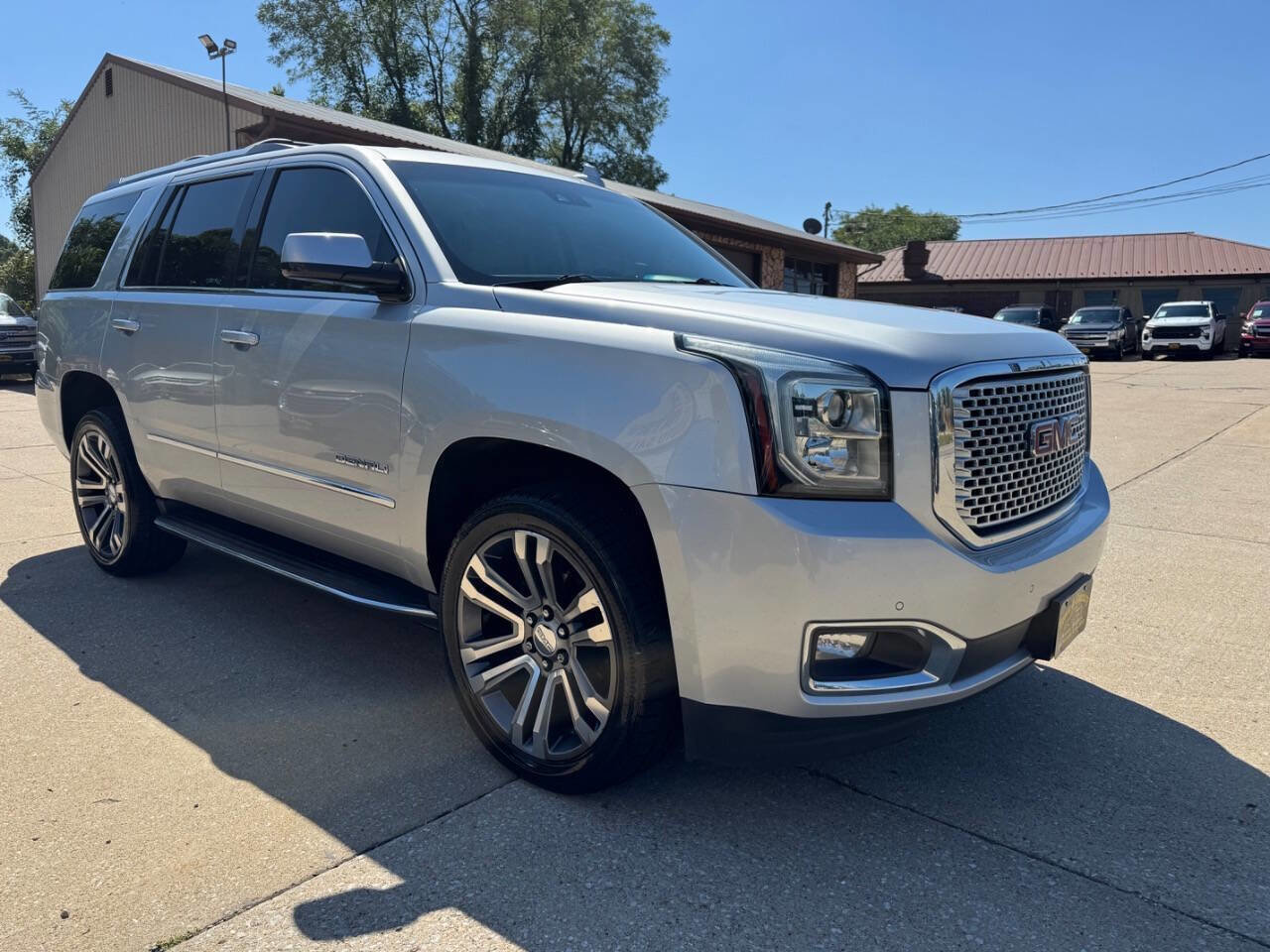 Used 2017 GMC Yukon Denali image 3