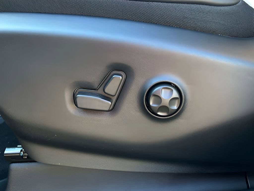 New 2026 Chrysler Pacifica Limited w/ Uconnect Theater Family Group image 19