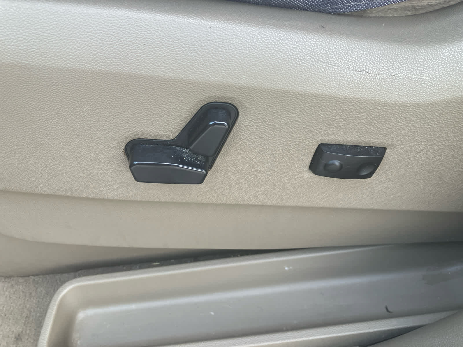 Used 2013 Chrysler Town & Country Touring FWD image 11
