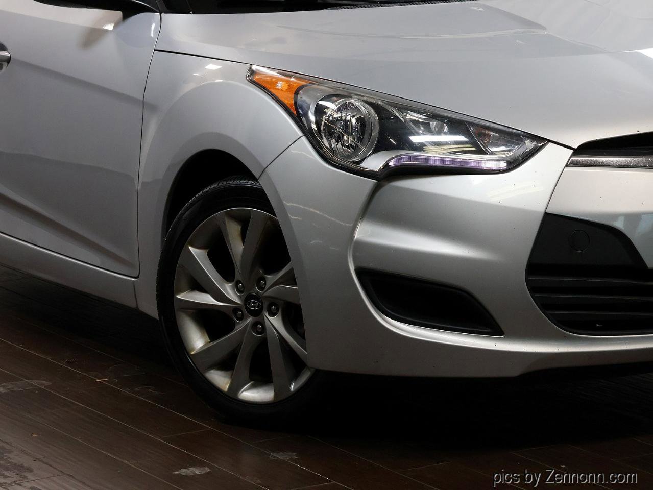 Used 2016 Hyundai Veloster FWD image 3