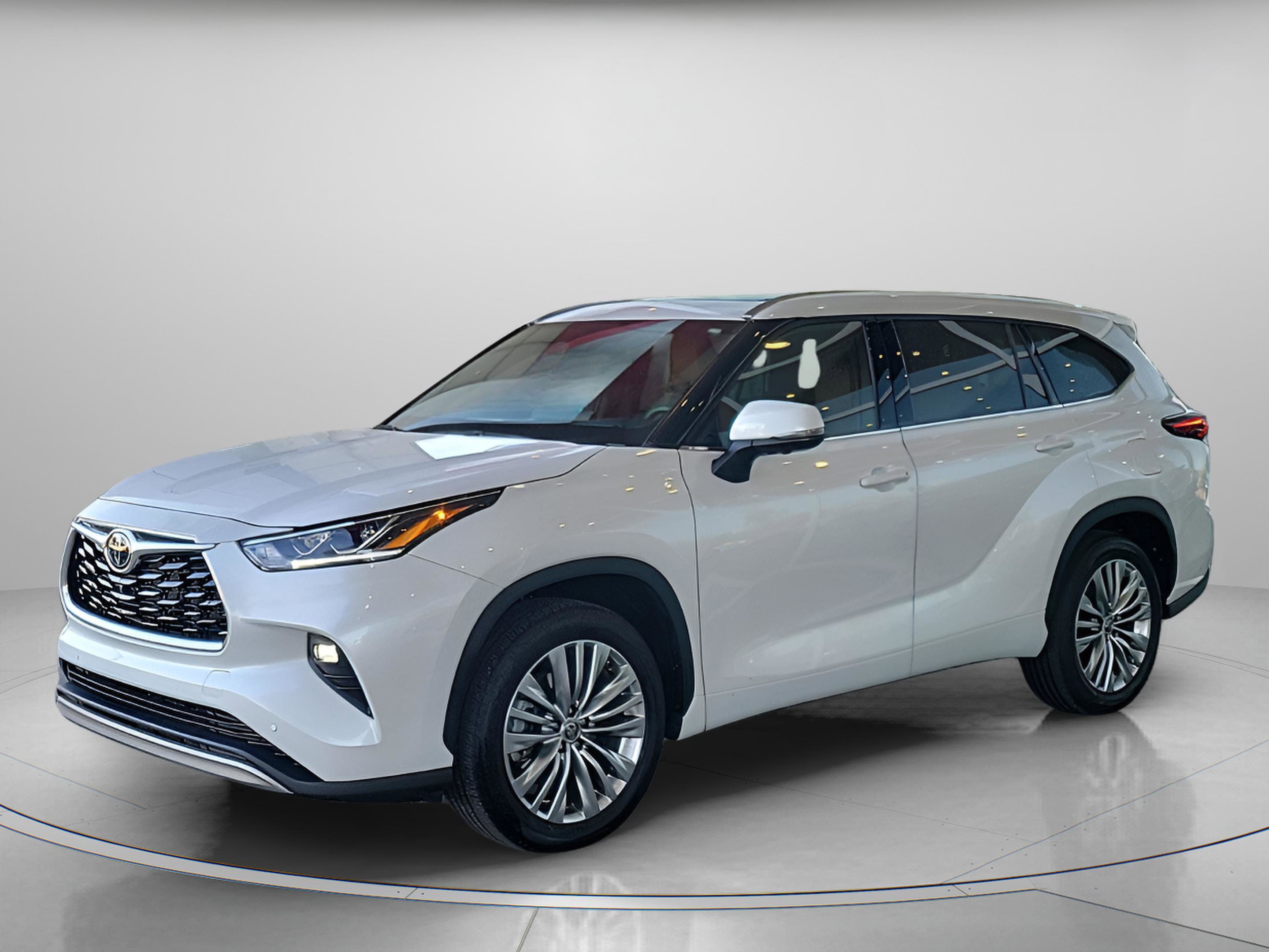 Used 2024 Toyota Highlander Platinum image 2
