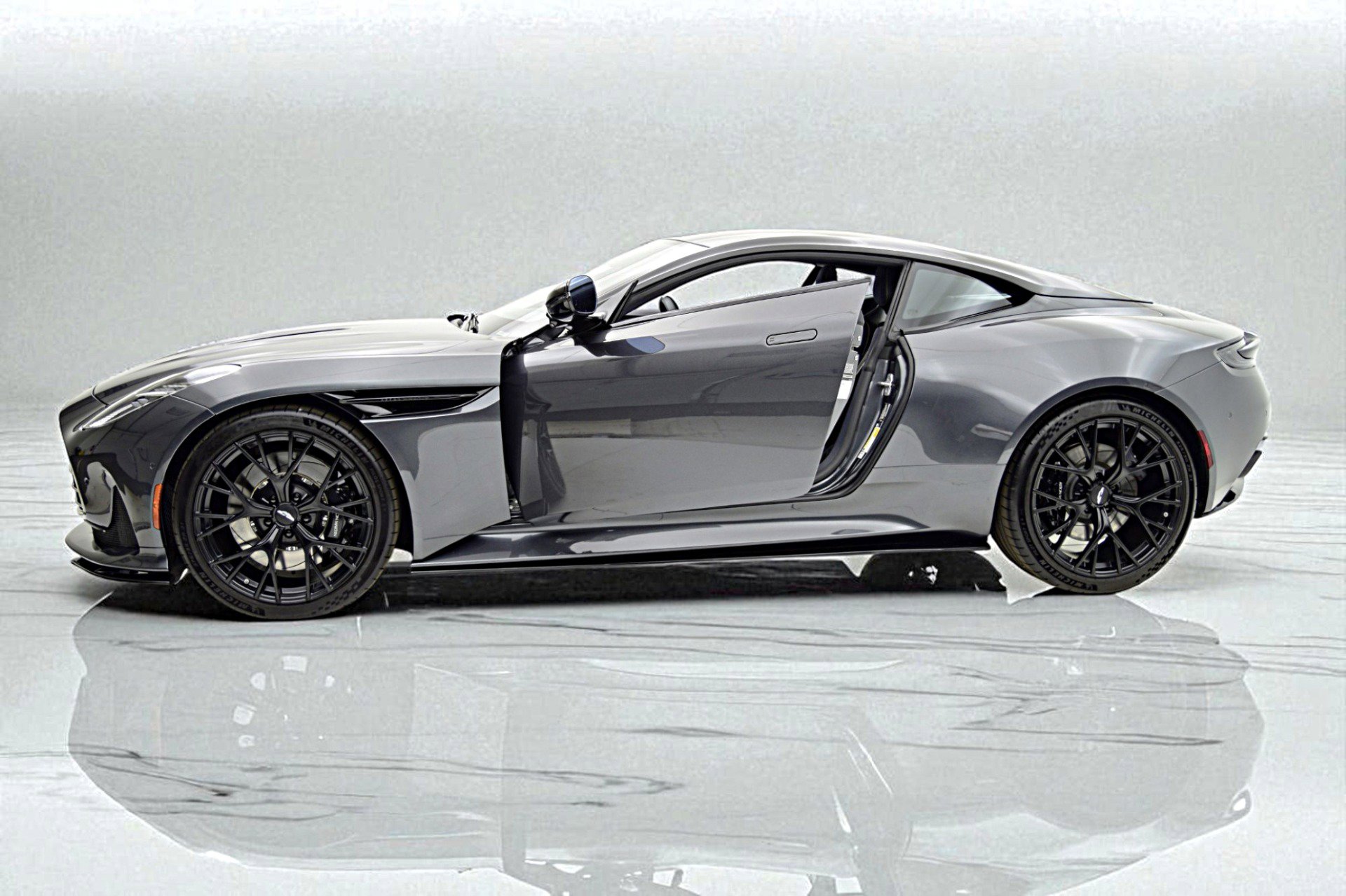 Used 2024 Aston Martin DB12 Coupe image 11