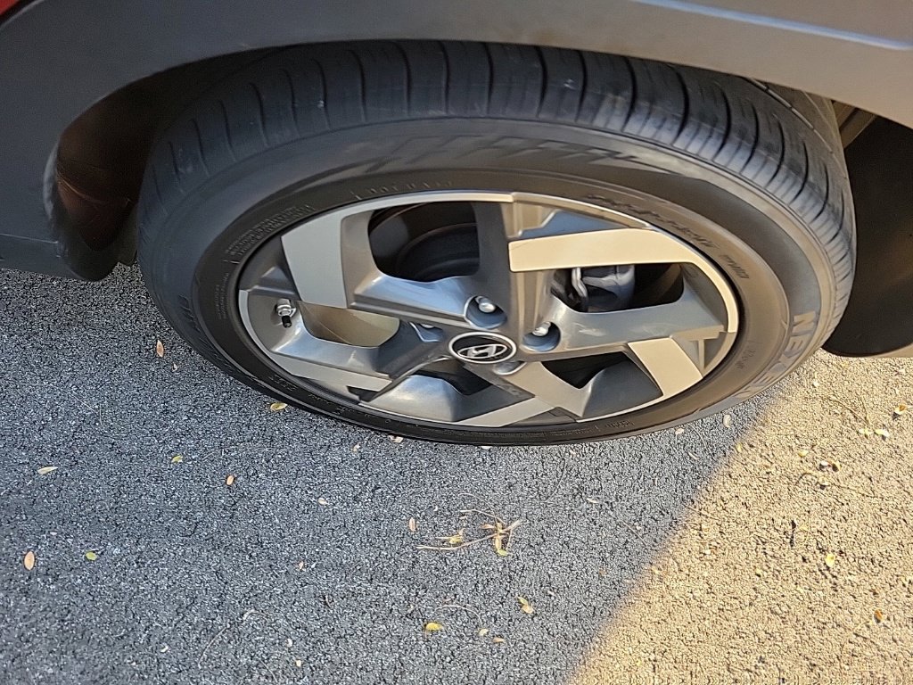 Used 2024 Hyundai Venue SEL FWD image 5