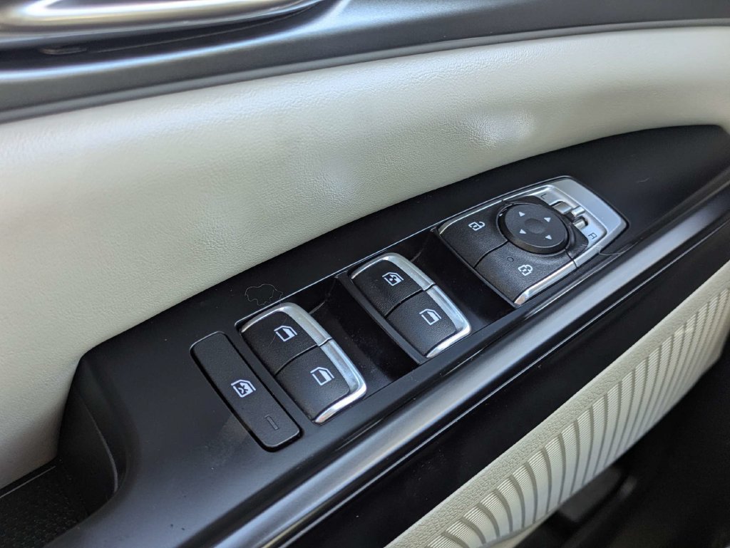 Used 2023 Kia Carnival LX FWD image 21