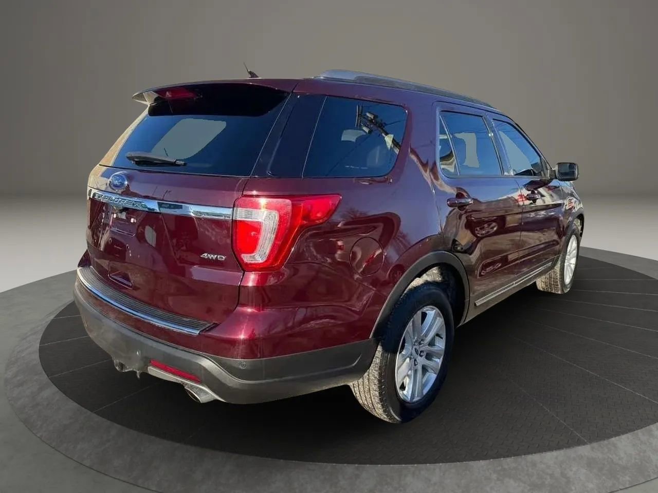 Used 2018 Ford Explorer XLT w/ Equipment Group 202A AWD/4WD image 5