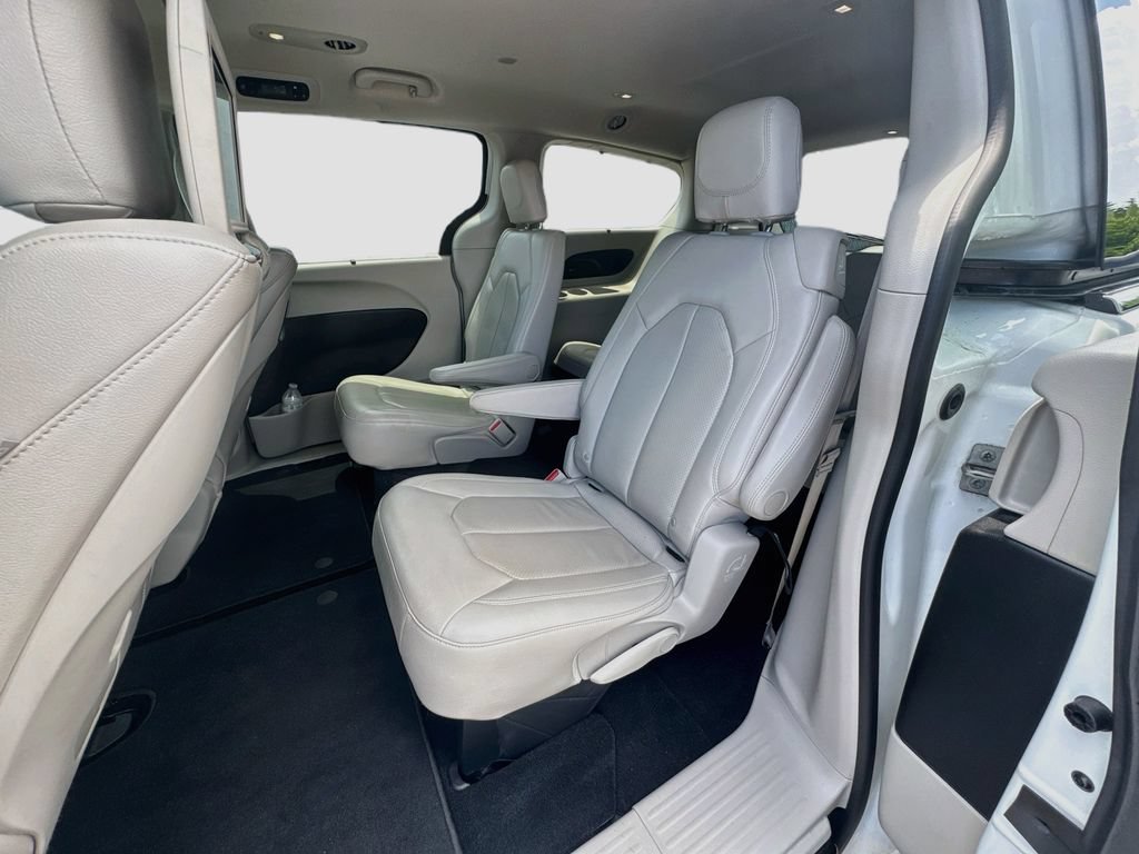 Used 2019 Chrysler Pacifica Touring-L Plus w/ Advanced Safetytec Group FWD image 26