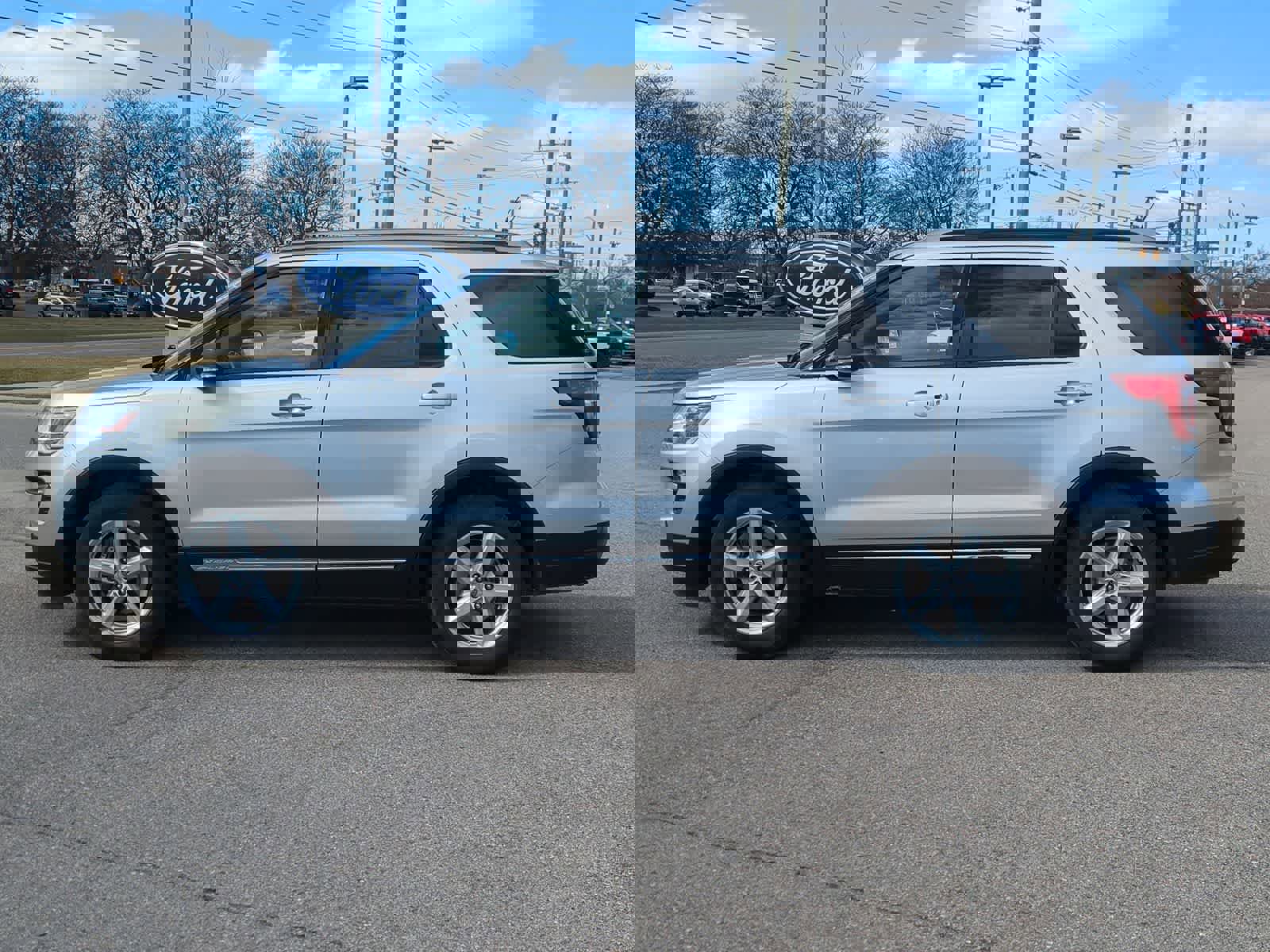 Used 2019 Ford Explorer XLT w/ Equipment Group 201A image 5