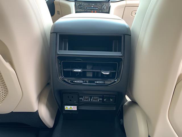 New 2025 Jeep Grand Cherokee Limited w/ Black Appearance Package image 36