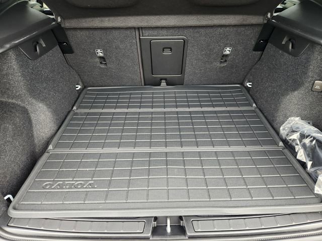 Used 2025 Volvo XC40 B5 Ultra w/ Climate Package image 36