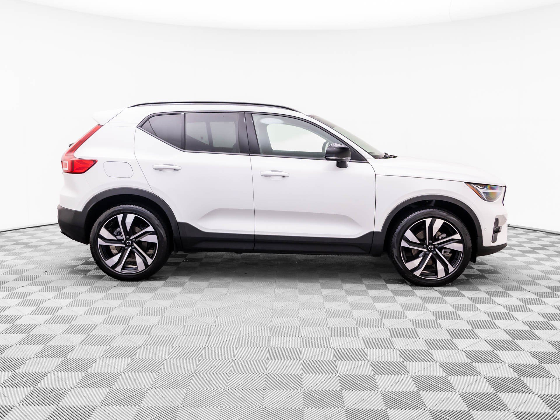 Used 2023 Volvo XC40 B5 Ultimate w/ Protection Package Premier AWD/4WD image 8