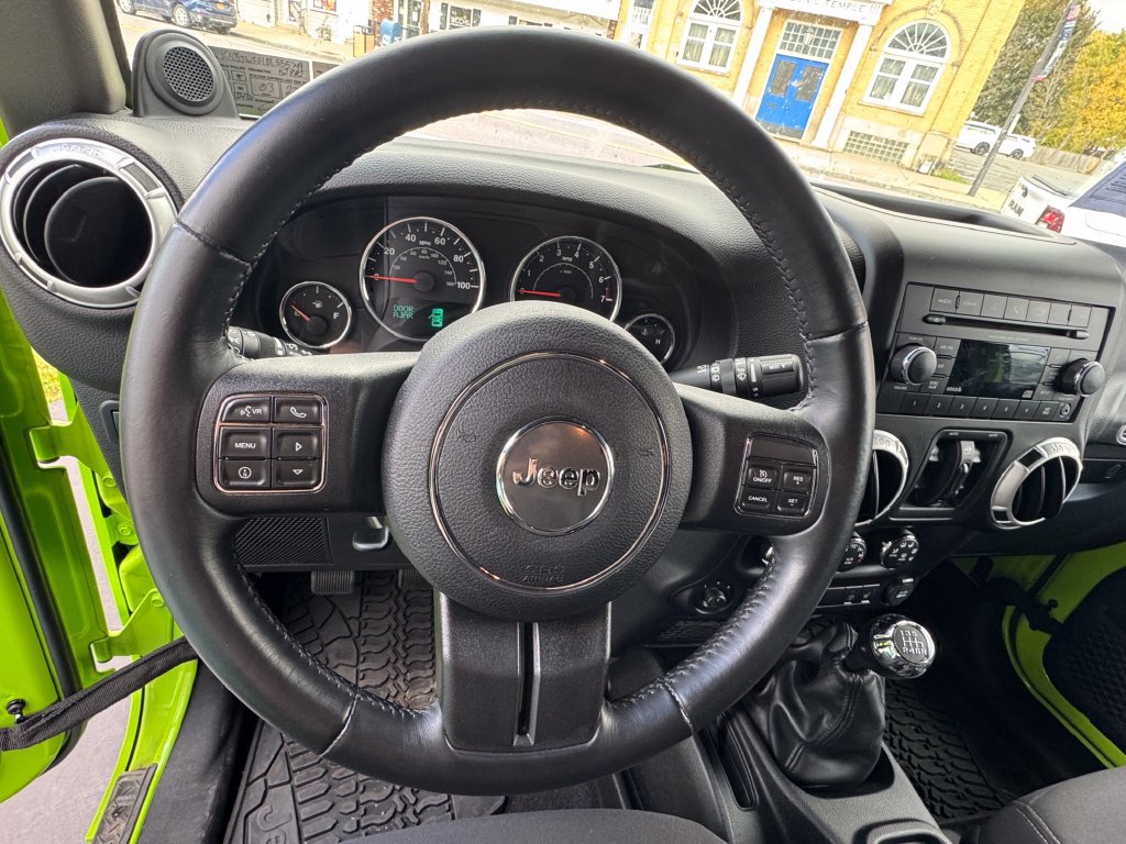 Used 2013 Jeep Wrangler Unlimited Rubicon w/ Dual Top Group AWD/4WD image 28
