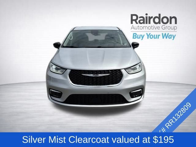 Used 2024 Chrysler Pacifica Touring-L FWD image 2