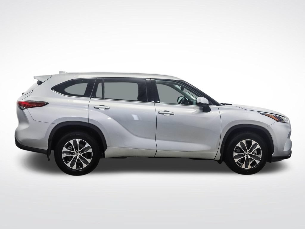 Used 2022 Toyota Highlander XLE AWD/4WD image 6
