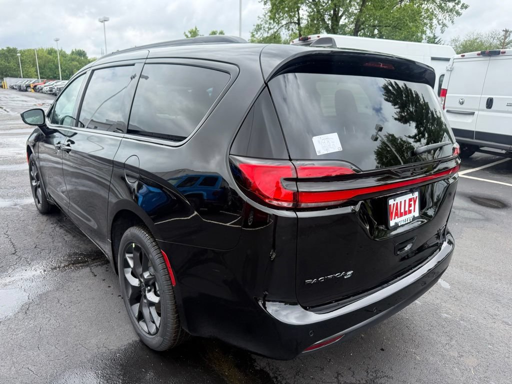New 2027 Chrysler Pacifica Limited w/ S Appearance Package AWD/4WD image 6