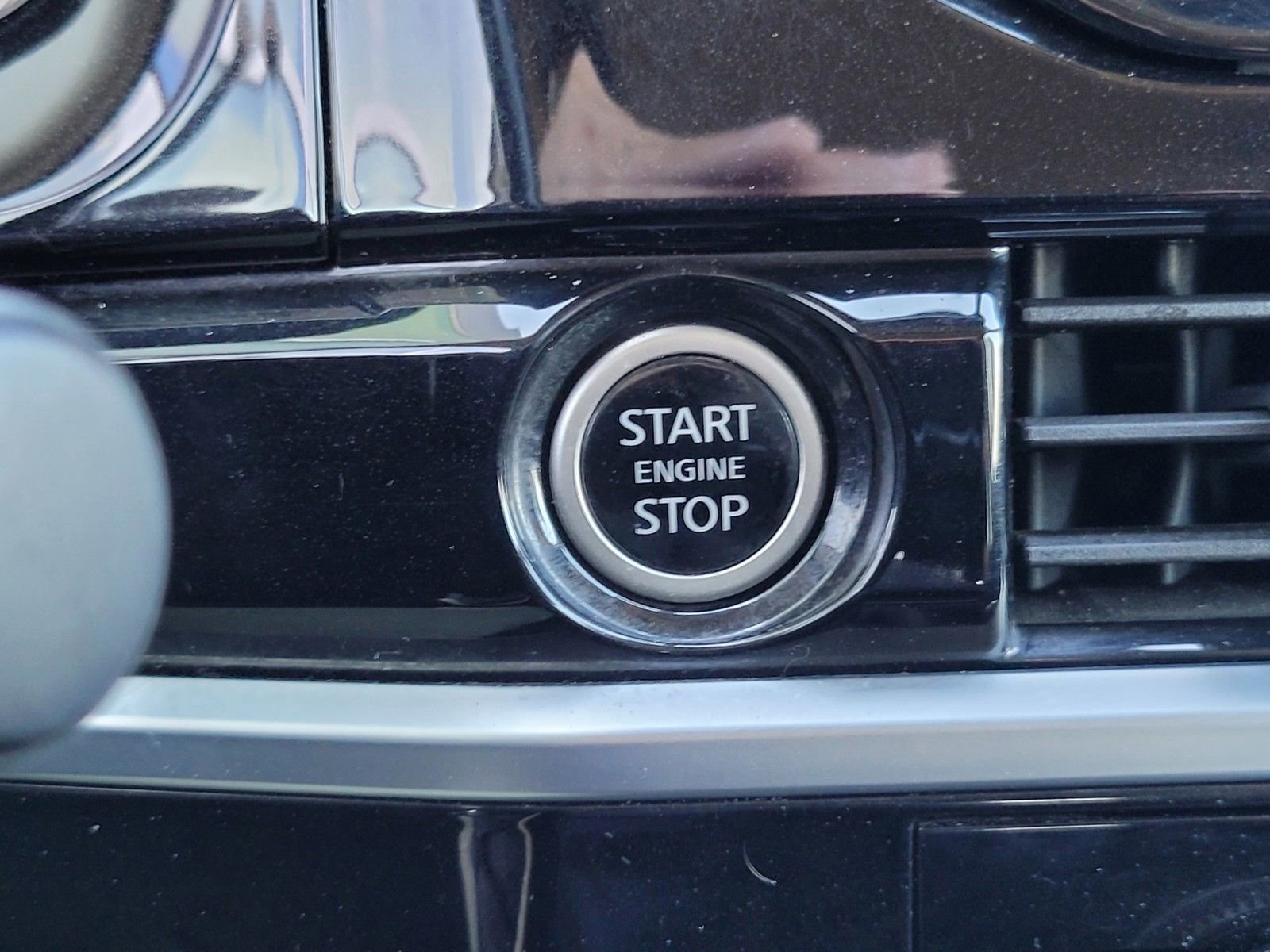 Used 2024 Nissan Pathfinder SV image 26