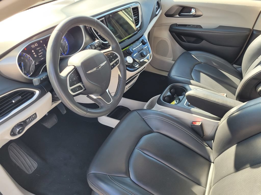 Used 2023 Chrysler Pacifica Touring-L FWD image 9