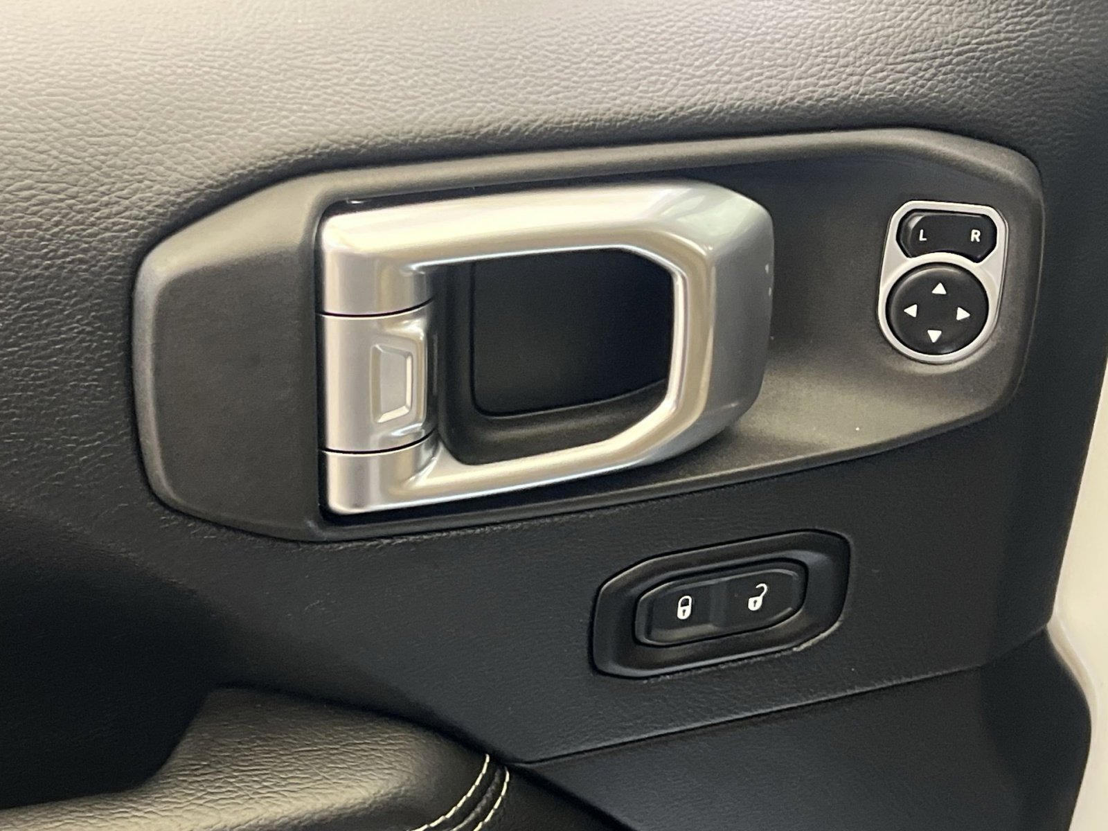 Used 2018 Jeep Wrangler Unlimited Sahara image 13