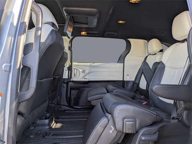 Used 2025 Toyota Sienna Limited image 15