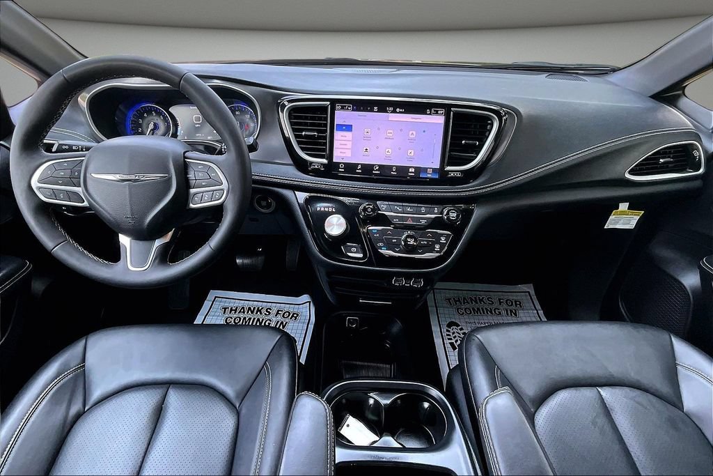 Used 2025 Chrysler Pacifica Select AWD/4WD image 7
