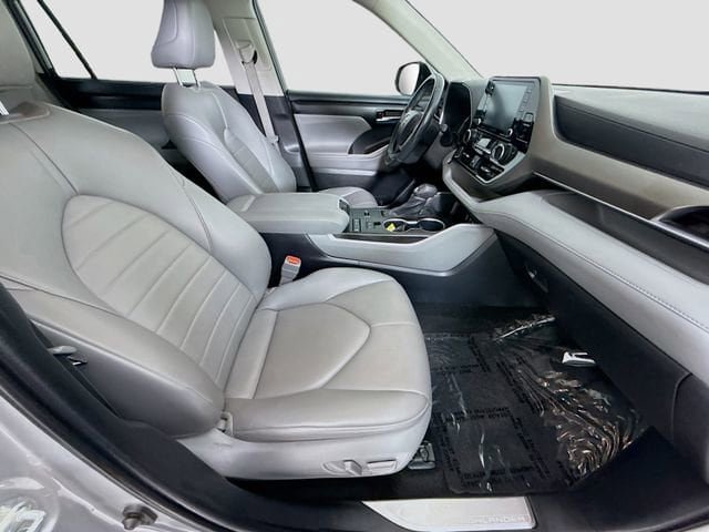 Used 2022 Toyota Highlander XLE FWD image 29