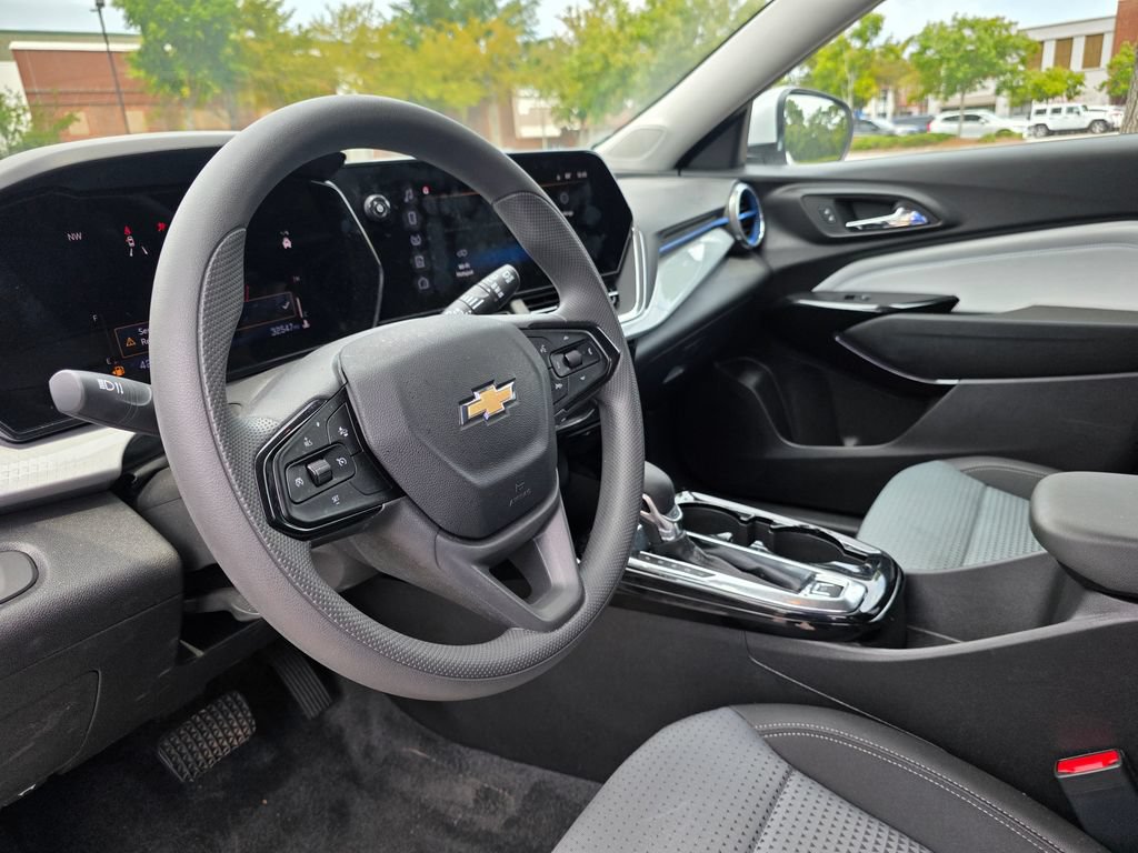 Used 2025 Chevrolet Trax LT FWD image 15