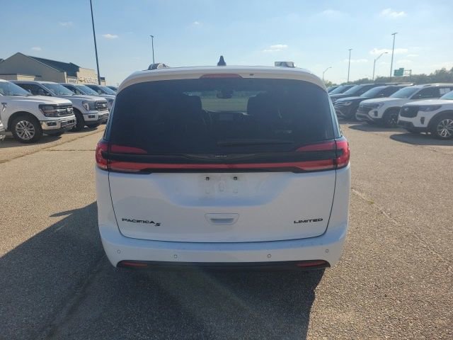 Used 2025 Chrysler Pacifica Limited image 22