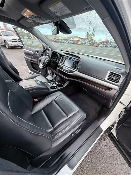 Used 2019 Toyota Highlander XLE AWD/4WD image 29