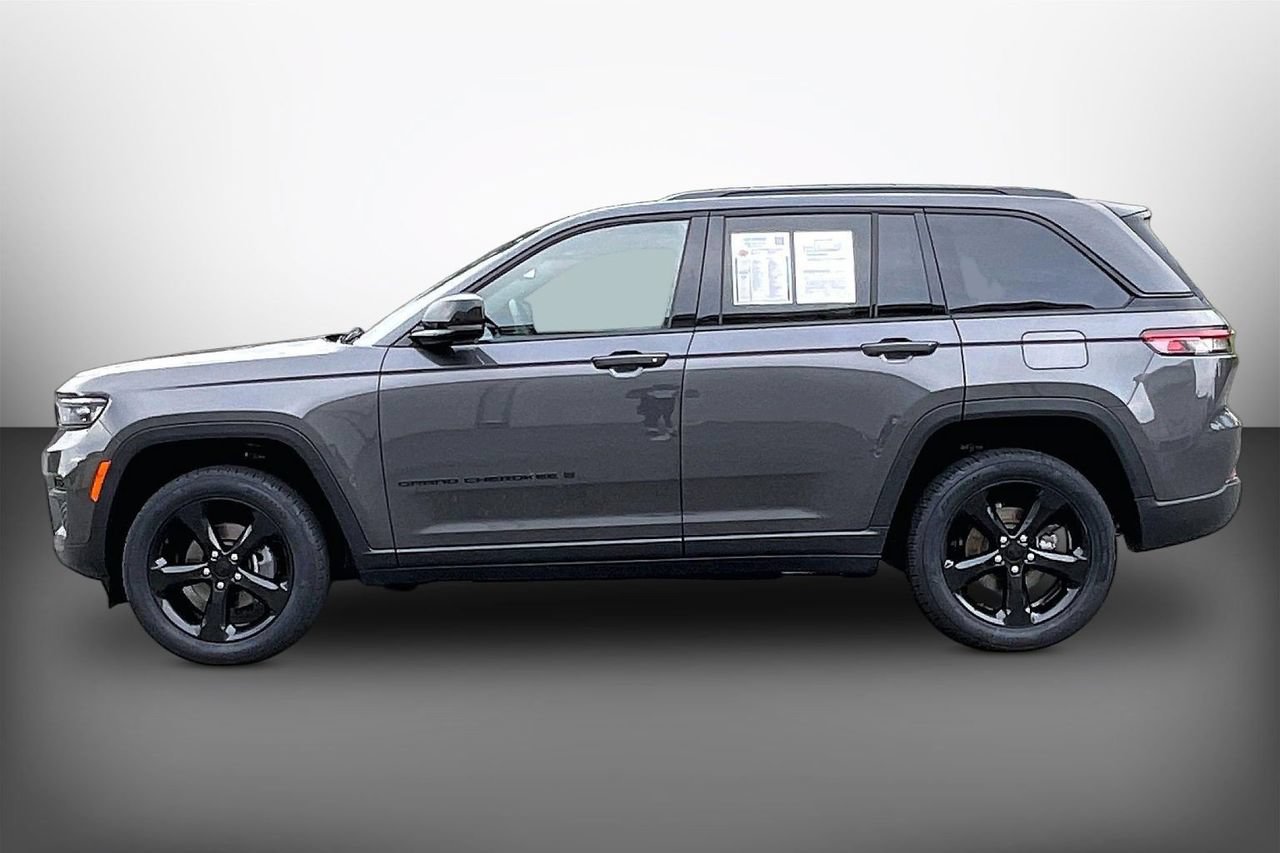 Used 2023 Jeep Grand Cherokee Altitude AWD/4WD image 5