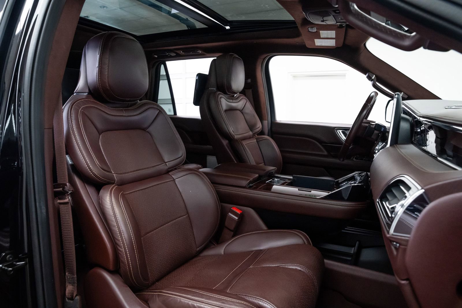 Used 2021 Lincoln Navigator Black Label w/ Cargo Convenience Package image 26