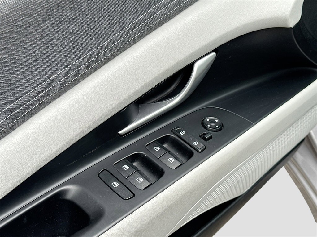 Used 2023 Hyundai Elantra Limited image 18