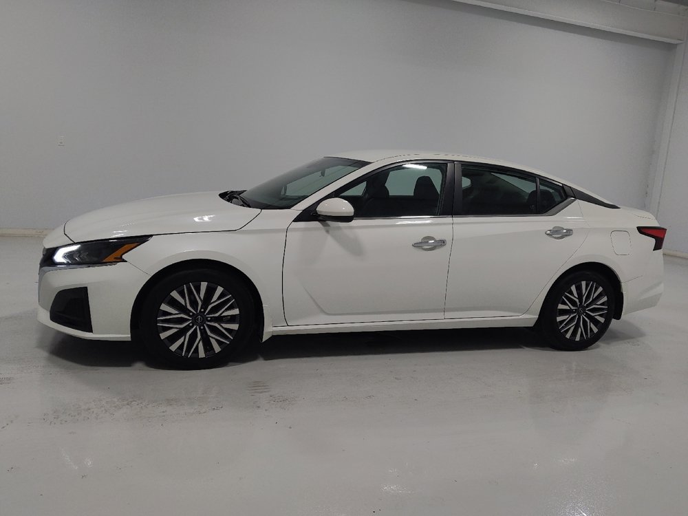 Used 2023 Nissan Altima 2.5 SV FWD image 2