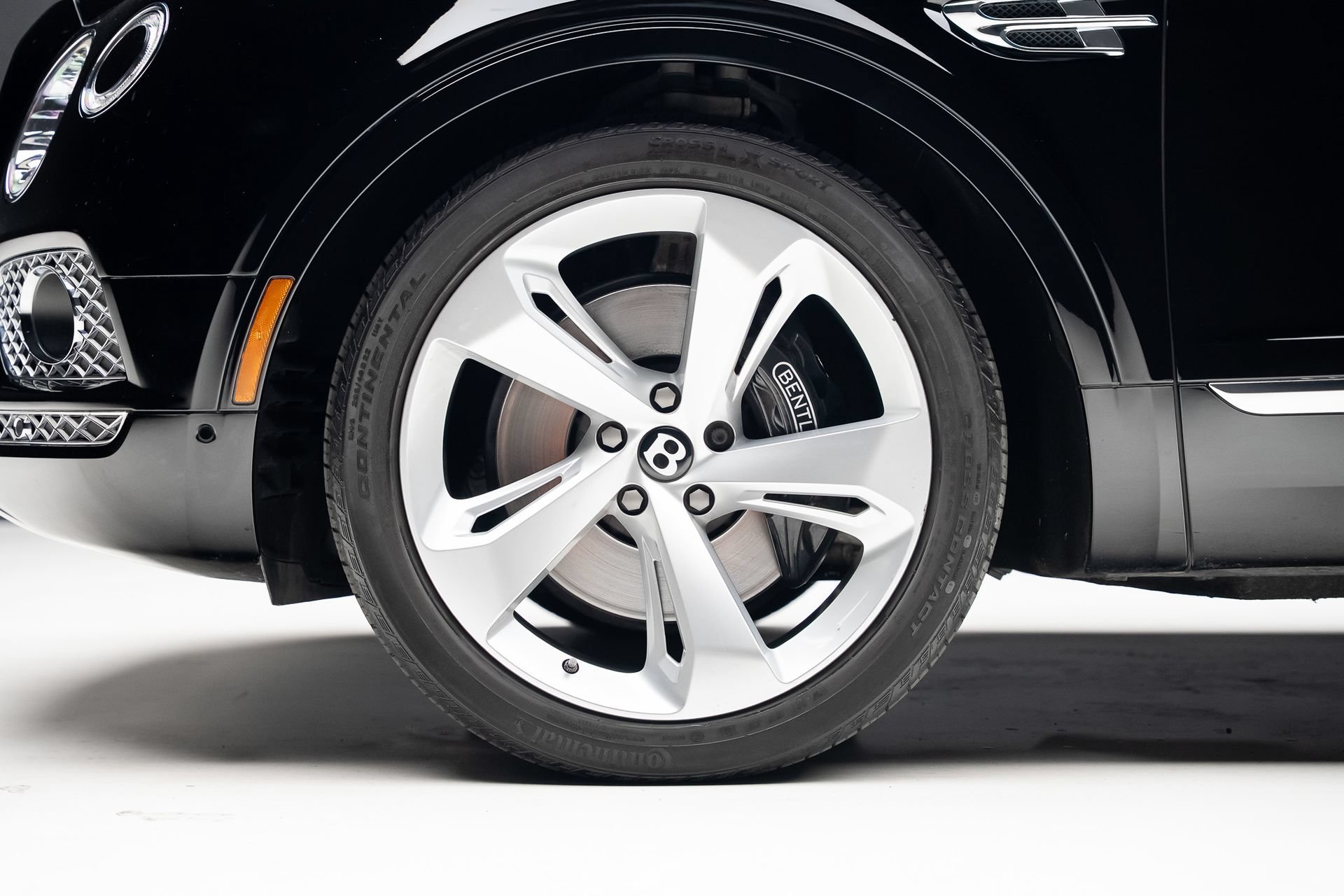 Used 2018 Bentley Bentayga AWD/4WD image 19